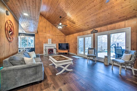 Hot Tub: Secluded Hideaway on Sleepy Hollow Lake House in Athens