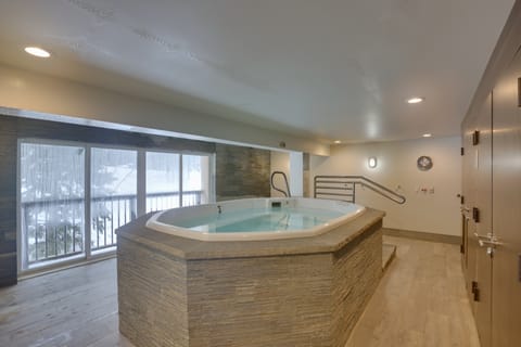 Shuttle to Vail Resort: Condo w/ Hot Tub Access Apartment in Vail