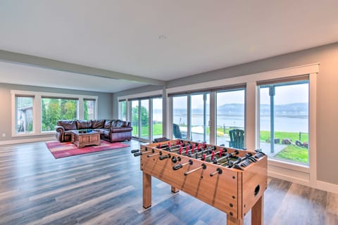 Scenic & Spacious Getaway on North Bay w/ Deck! House in Allyn-Grapeview