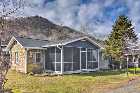 Screened Porch: 'The Rock Cottage' in Hot Springs Cottage in Hot Springs