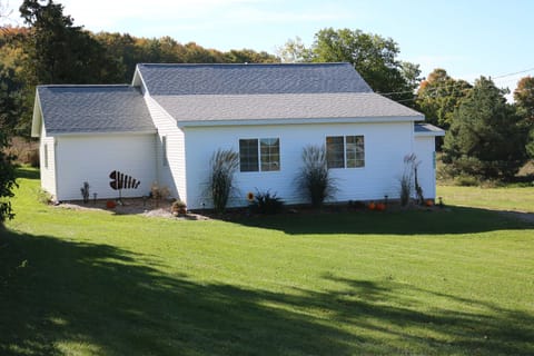 3 Mi to Lake Michigan: ‘The Country Cottage’ Cottage in Torch Lake