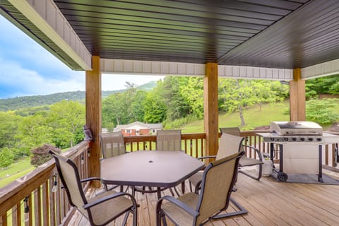 Family Home w/ Views ~ 5 Mi to Downtown Asheville! House in Asheville