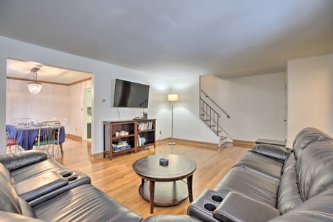 6 Mi to Dtwn: Pittsburgh Townhome w/ Porch Apartment in Squirrel Hill North