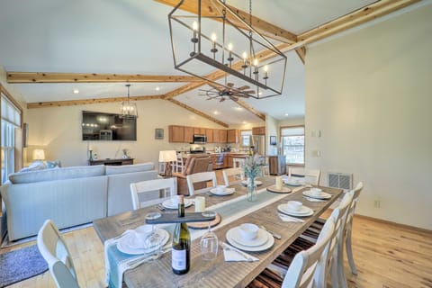 2 Mi to Beech Mtn: Family Retreat w/ Fire Pit Cottage in Beech Mountain