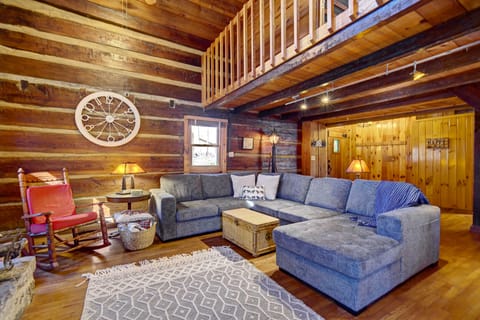 Cozy Log Cabin: 6 Mi to Great Smoky Mtns NP! House in Great Smoky Mountains
