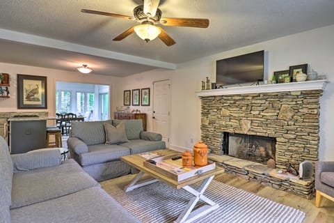 1 Mi to Downtown: Highlands Cottage w/ Sunroom House in Highlands