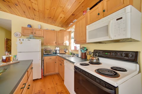 Private 7-Acre Retreat: On-Site Pond, Streams House in Capital District, NY, USA