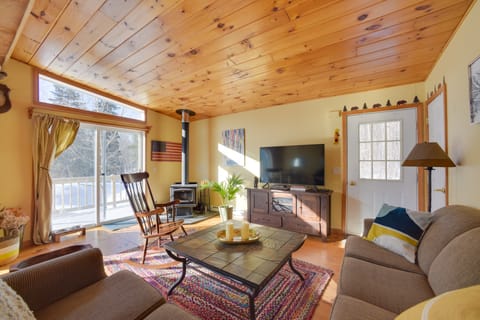 Private 7-Acre Retreat: On-Site Pond, Streams House in Capital District, NY, USA