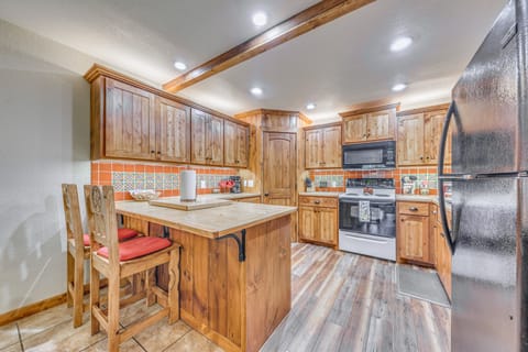 Ruidoso Condo w/ Hot Tub: Long Walk to Midtown! Apartment in Ruidoso