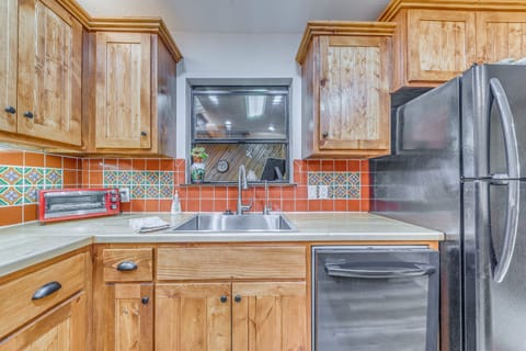 Ruidoso Condo w/ Hot Tub: Long Walk to Midtown! Apartment in Ruidoso