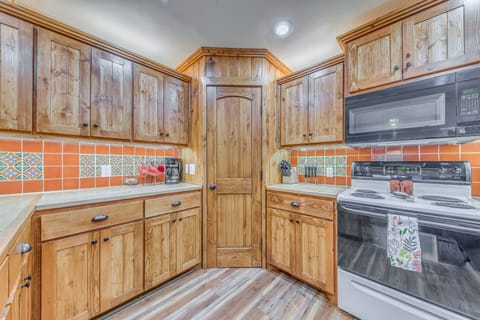 Ruidoso Condo w/ Hot Tub: Long Walk to Midtown! Apartment in Ruidoso