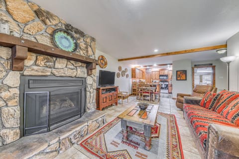 Ruidoso Condo w/ Hot Tub: Long Walk to Midtown! Apartment in Ruidoso