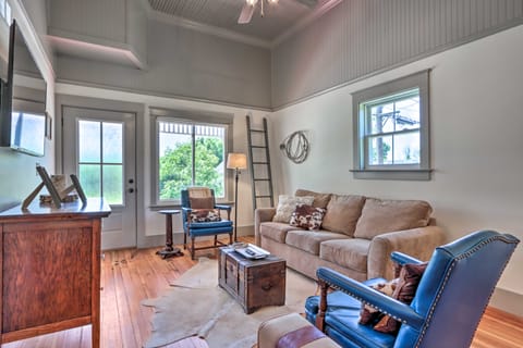 'The Ruebling House': Bright, Modern, & Renovated! Apartment in Ozark Mountains