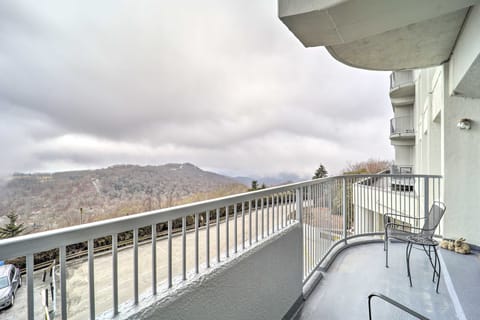 3 Mi to Skiing: Mtn-View Condo in Sugar Top Resort Apartment in Sugar Mountain