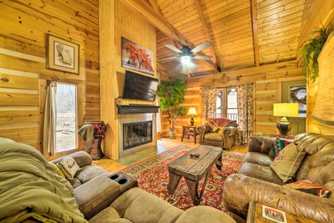 Quiet Cabin Retreat on 30 Acres Near Kentucky Lake House in Lake Barkley