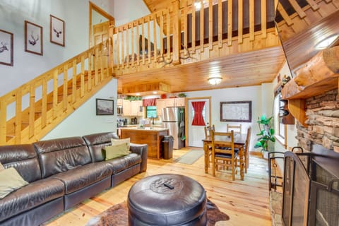 Spacious Cabin w/ Furnished Deck + Hot Tub! House in Union County