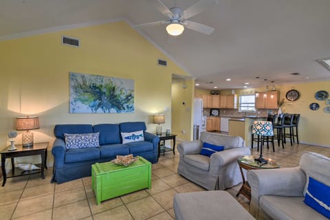 Walk to Galveston Beach: Pet-Friendly Home w/ Deck House in Hitchcock