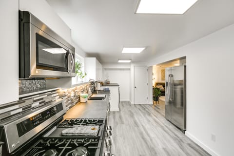 Patio & Grill: Dog-Friendly Redmond Getaway! Apartment in Redmond