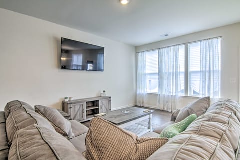 5 Mi to Bethany Beach: Modern Gem w/ Pool Access! Apartment in Millville