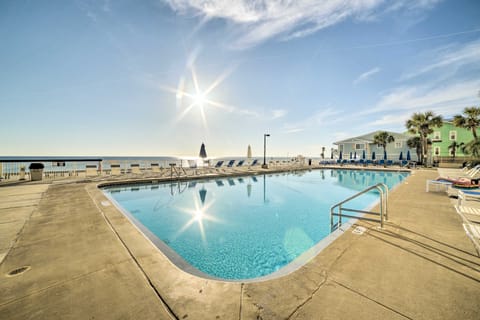 Beachfront PCB Escape w/ Free Beach Chair Services Apartment in Lower Grand Lagoon