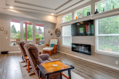 Ocean Shores Retreat w/ Porch & Canal Views! House in Ocean Shores