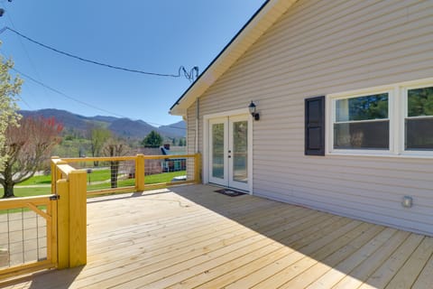 Modern Retreat Near Smoky Mtns & Asheville! Apartment in Buncombe County