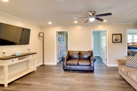 Modern Retreat Near Smoky Mtns & Asheville! Apartment in Buncombe County