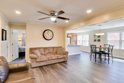 Modern Retreat Near Smoky Mtns & Asheville! Apartment in Buncombe County