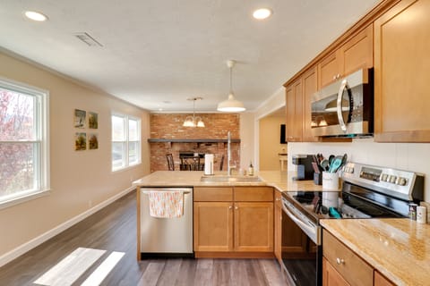 Modern Retreat Near Smoky Mtns & Asheville! Apartment in Buncombe County