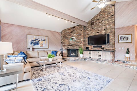 4 Mi to Lake Worth Pier: Waterfront Gem w/ Hot Tub House in Lake Clarke Shores