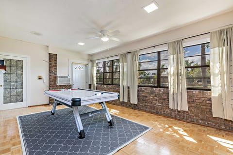 4 Mi to Lake Worth Pier: Waterfront Gem w/ Hot Tub House in Lake Clarke Shores