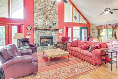 On-Site Forest Trail Access! Home in Burnsville House in Tennessee