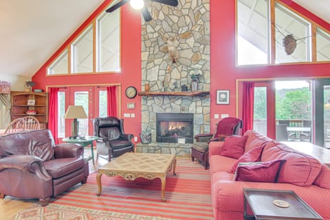 On-Site Forest Trail Access! Home in Burnsville House in Tennessee