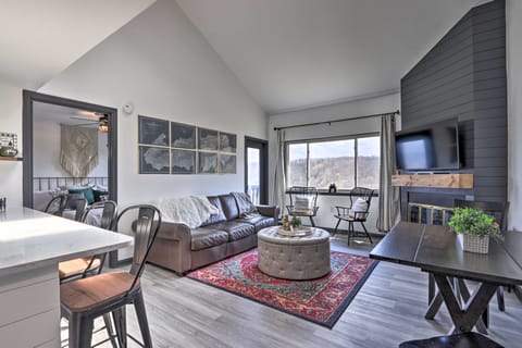 Pool Access & Balcony: Mtn-View Gatlinburg Condo Apartment in Gatlinburg