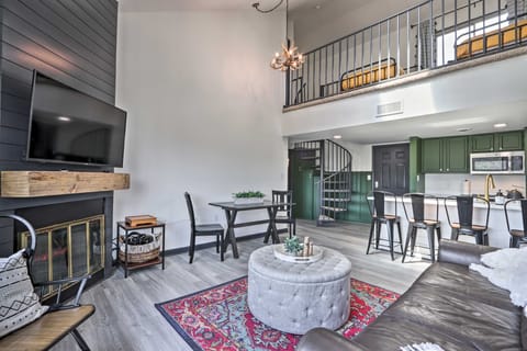 Pool Access & Balcony: Mtn-View Gatlinburg Condo Apartment in Gatlinburg