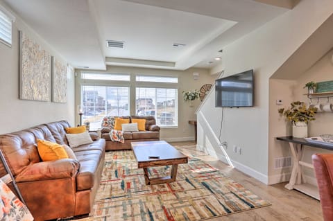 Modern Aurora Getaway: 22 Mi to Downtown Denver House in Aurora