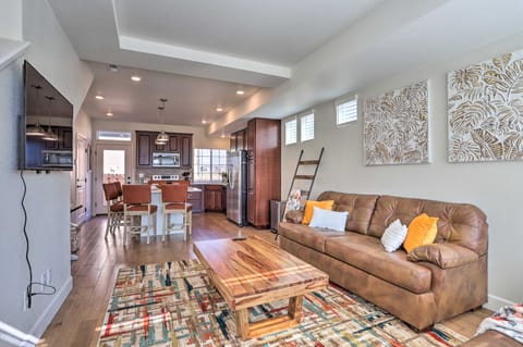 Modern Aurora Getaway: 22 Mi to Downtown Denver House in Aurora