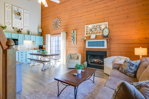 Townhome 3 Mi to Branson Strip: Unwind Fireside! Apartment in Branson