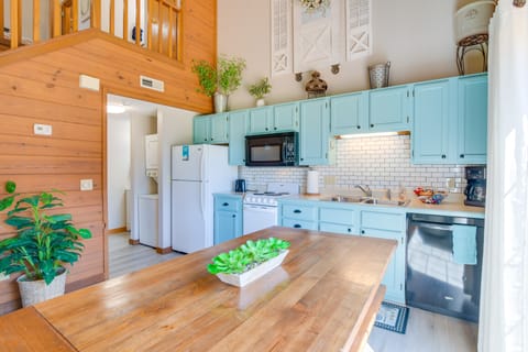 Townhome 3 Mi to Branson Strip: Unwind Fireside! Apartment in Branson