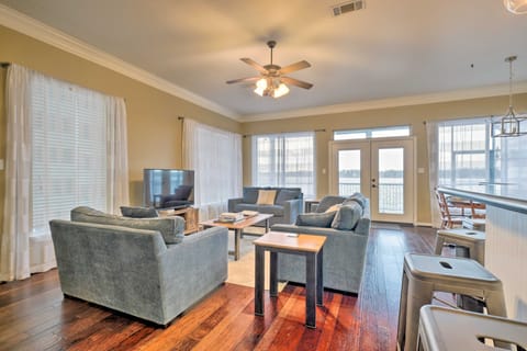 Waterfront Lake Conroe Getaway w/ Multiple Decks! Apartment in Lake Conroe