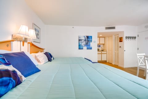 2 Mi to Barefoot Landing: Beachfront Resort Studio Apartment in Atlantic Beach