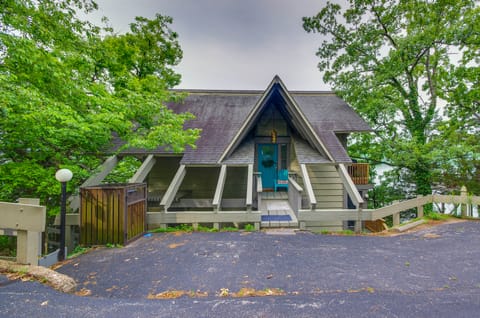 Resort Pools, Lake Views! Multi-Level Ozarks Home House in Lake of the Ozarks