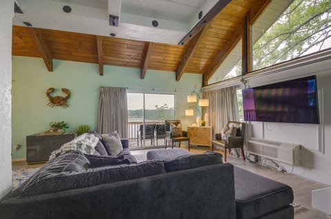 Resort Pools, Lake Views! Multi-Level Ozarks Home House in Lake of the Ozarks