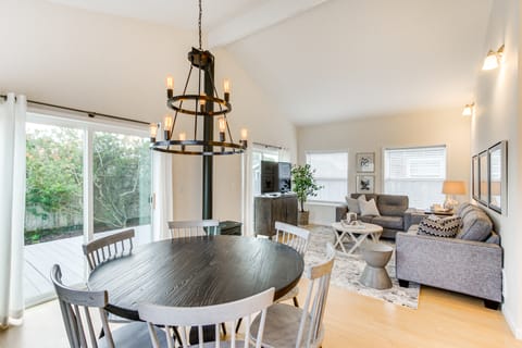 Steps to Beach! Airy Coastal Escape w/ Deck House in Pacific Beach