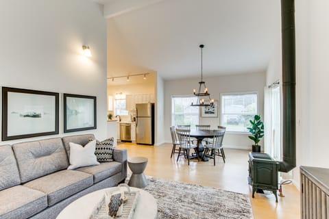 Steps to Beach! Airy Coastal Escape w/ Deck House in Pacific Beach