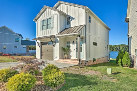 Waterfront Oasis On Tims Ford Lake: Pool/Kayak! House in Tennessee