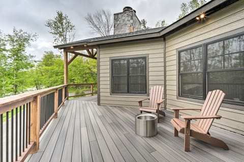 Elegant Mtn Chalet w/ Deck: 1 Mi to Mt Snow! House in Dover