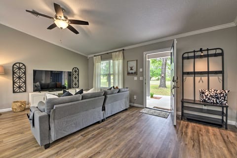 Serene Live Oak Home w/ Fire Pit by River + SOSMP! House in Georgia