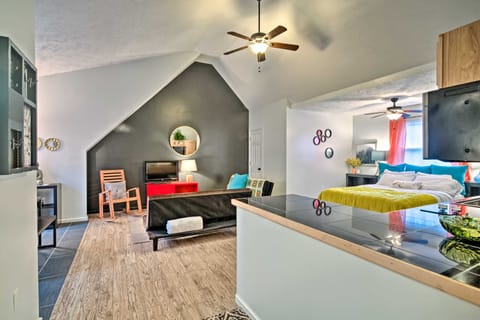 Bright Lakeside Studio - Hike, Fish, and Bike! Apartment in Roaring River Township