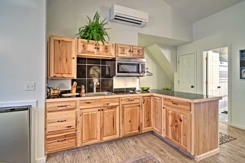 Bright Lakeside Studio - Hike, Fish, and Bike! Apartment in Roaring River Township